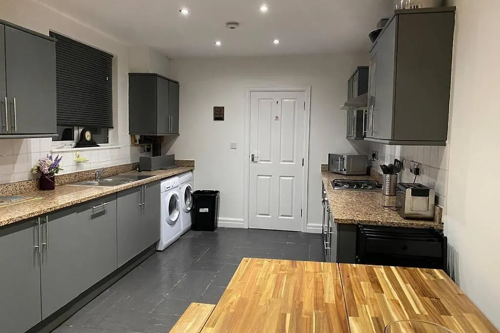 By Lushlets - City Centre Hot Tub Pool Table - Great For Hens Stags & Rugby Groups! Cardiff Holiday home