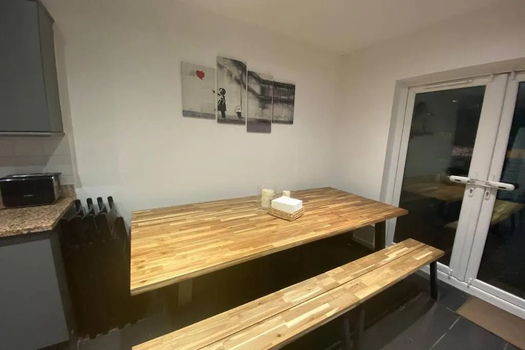 By Lushlets - City Centre Hot Tub Pool Table - Great For Hens Stags & Rugby Groups! Cardiff Holiday home
