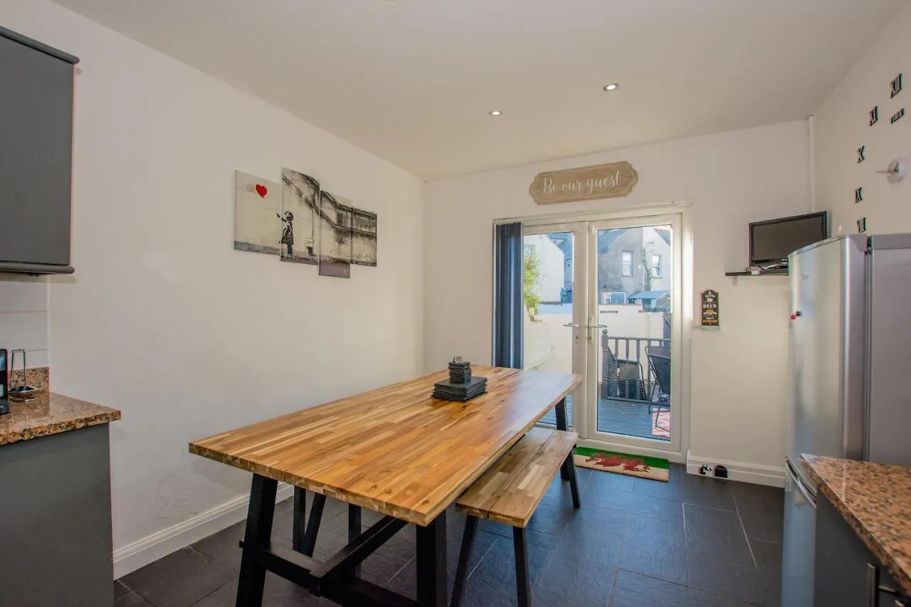 Holiday home By Lushlets - City Centre Hot Tub Pool Table - Great For Hens Stags & Rugby Groups! Cardiff