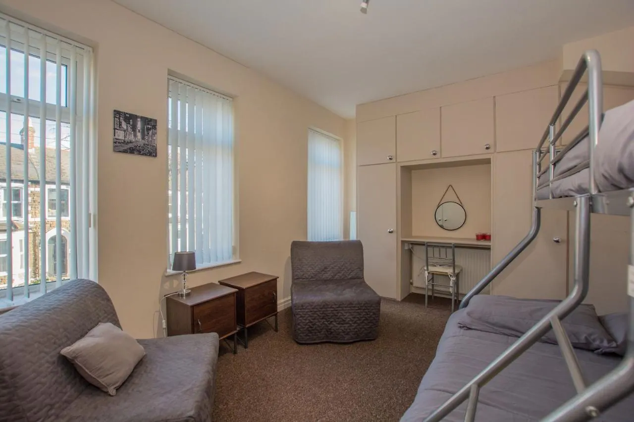 By Lushlets - City Centre Hot Tub Pool Table - Great For Hens Stags & Rugby Groups! Cardiff Holiday home
